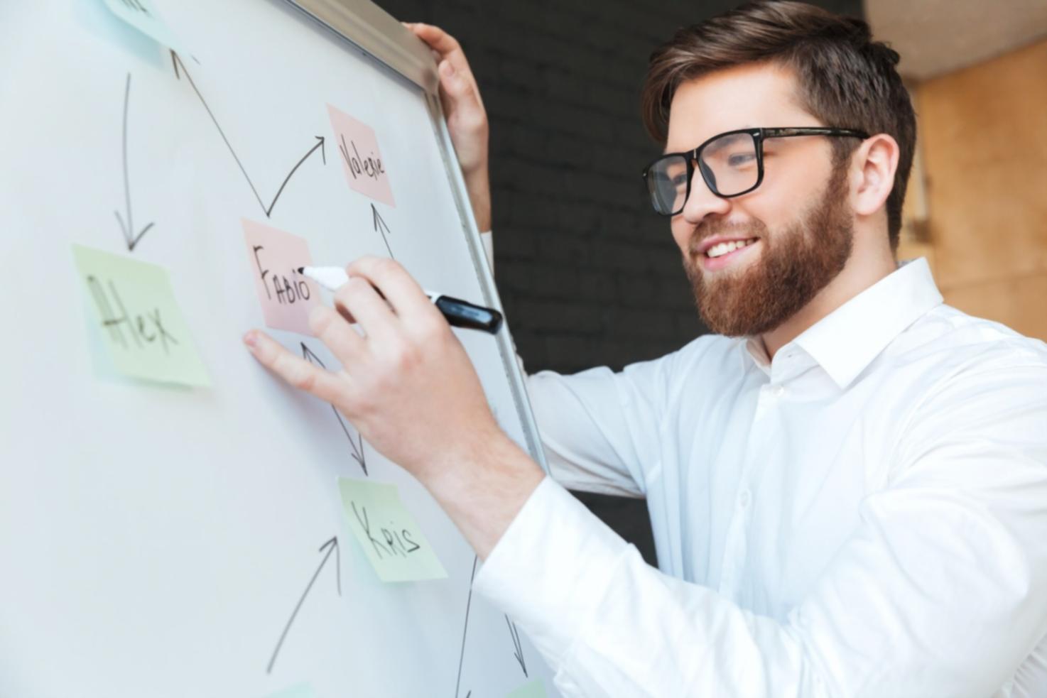 Experto analizando código de seguridad móvil en laboratorio especializado